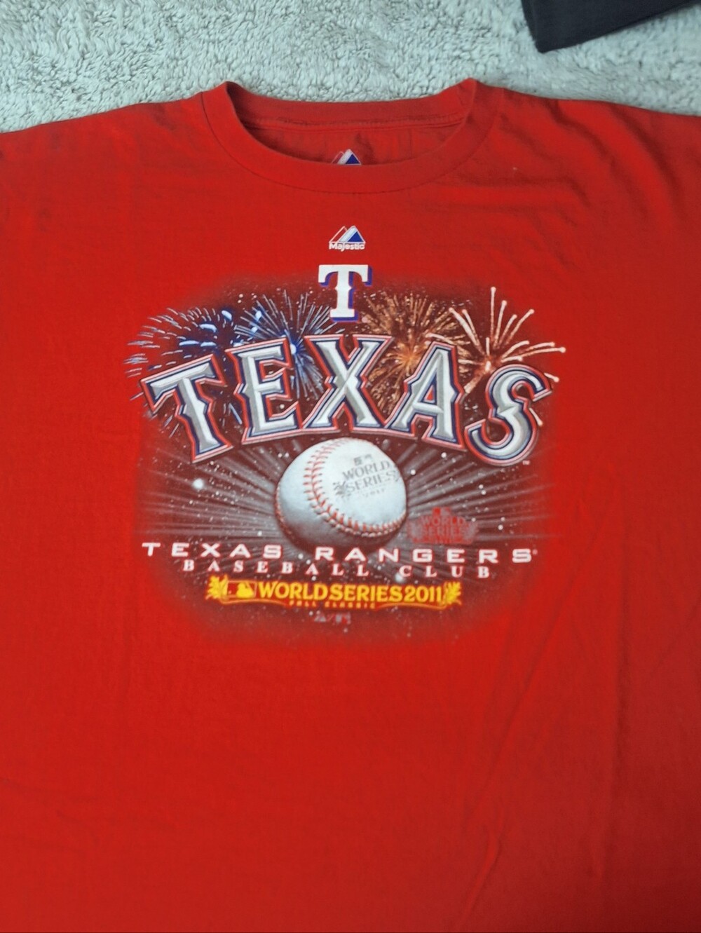 Majestic XL red shirt officially licensed for fans of the Texas Rangers
